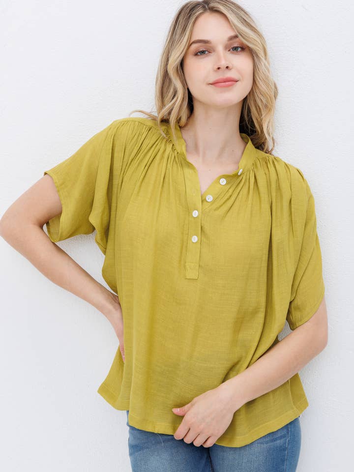 Haut à manches courtes boutonné sur le devant pour la vente par Dolly Jolly