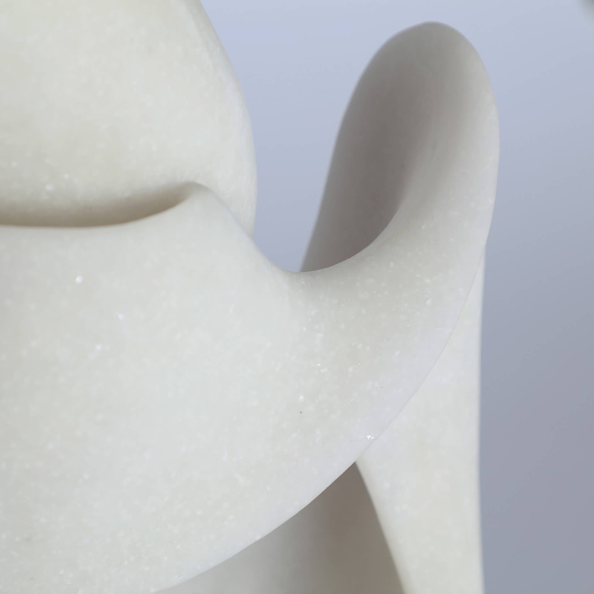 Kodu Home Design - Wholesale Decorative Figurine - Contemporary figure Lume in black and white resin2