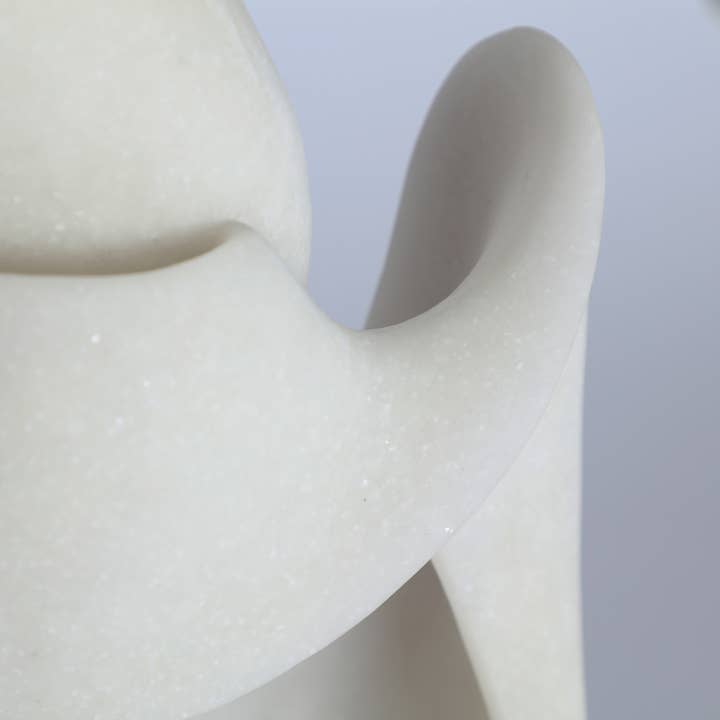 Kodu Home Design - Wholesale Decorative Figurine - Contemporary figure Lume in black and white resin2