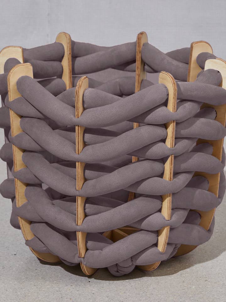 (L) Skrovkorg i Grafit Ultrasuede för wholesale av Knots Studio