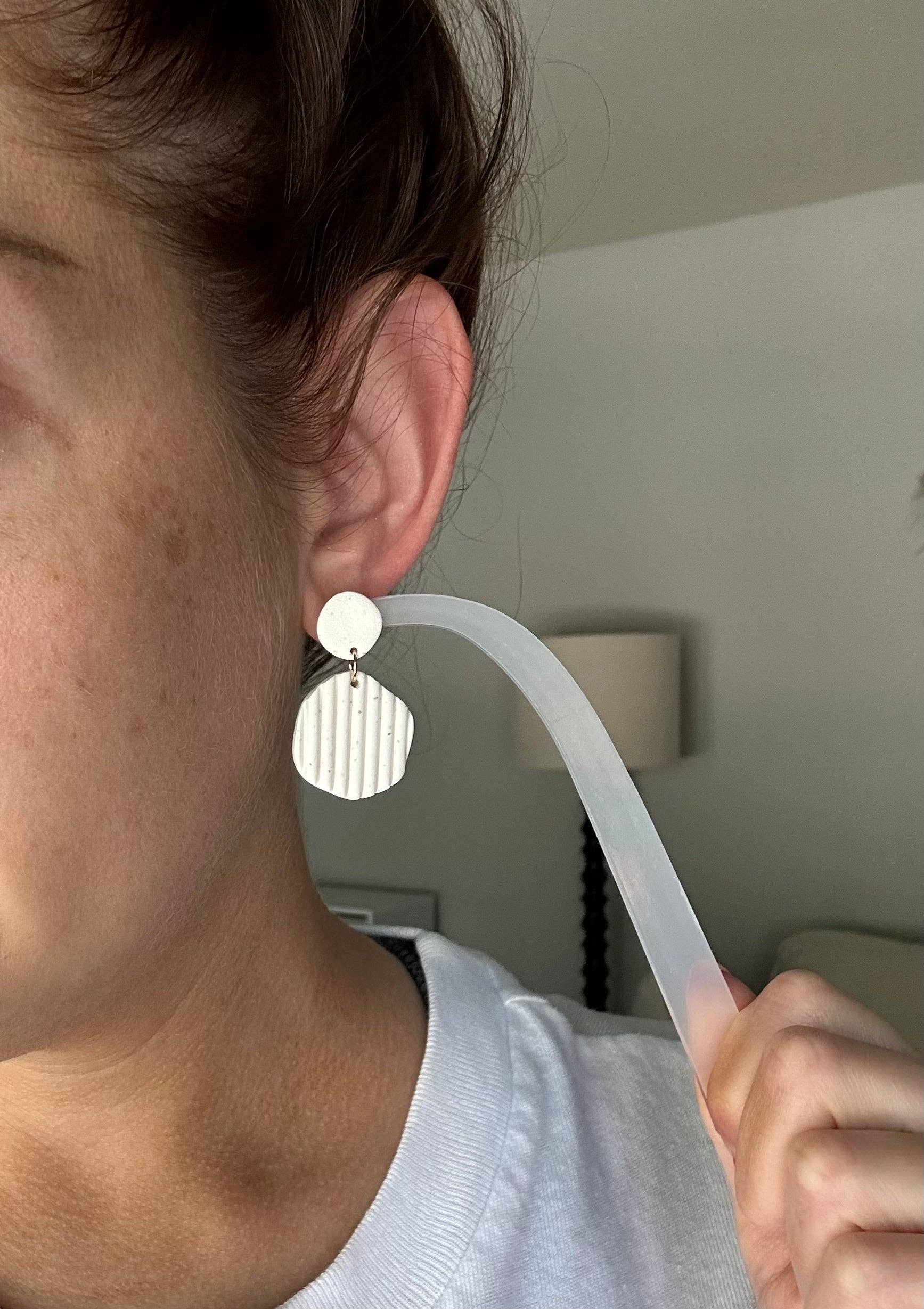 Mellow Dove Designs - Venta al por mayor Pendientes colgantes - Pendientes de arcilla acanalada negro/marfil | Boho | Neutros1