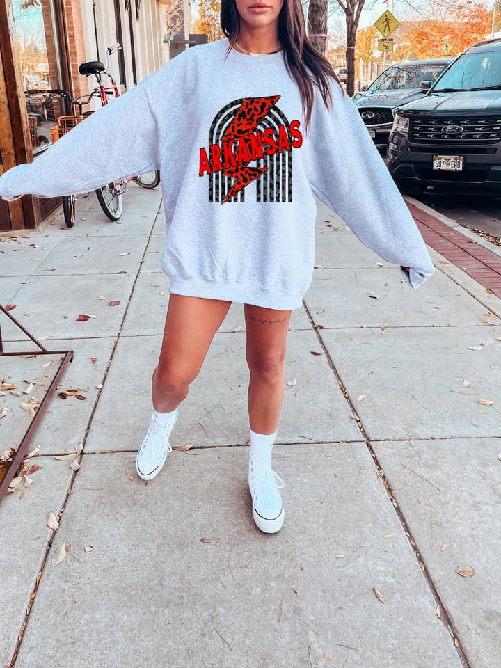 Arkansas Lynende Lyn Voksen Grafisk Crewneck Pullover for engroshandel hos Uncommon Label