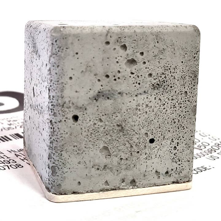 das geringe Gewicht. Briefbeschwerer aus Beton mit Ahornholz. Desktop-Bürozubehör für Zuhause oder Arbeit. für den Großhandel von Your Nest Inspired