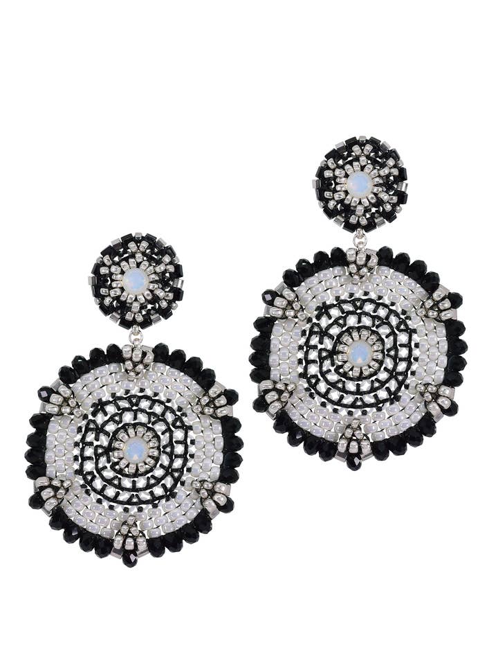 Boucles d'oreilles pendantes bonhomme de neige sur tige en noir et argent. pour la vente par Miguel Ases