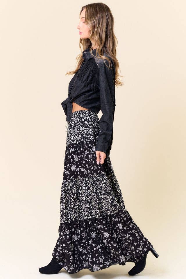 Saints & Hearts - Wholesale Rok - Dames - SS1223A GELAAGDE MAXIROK MET GEMENGDE MEDIA EN ZAKKEN3