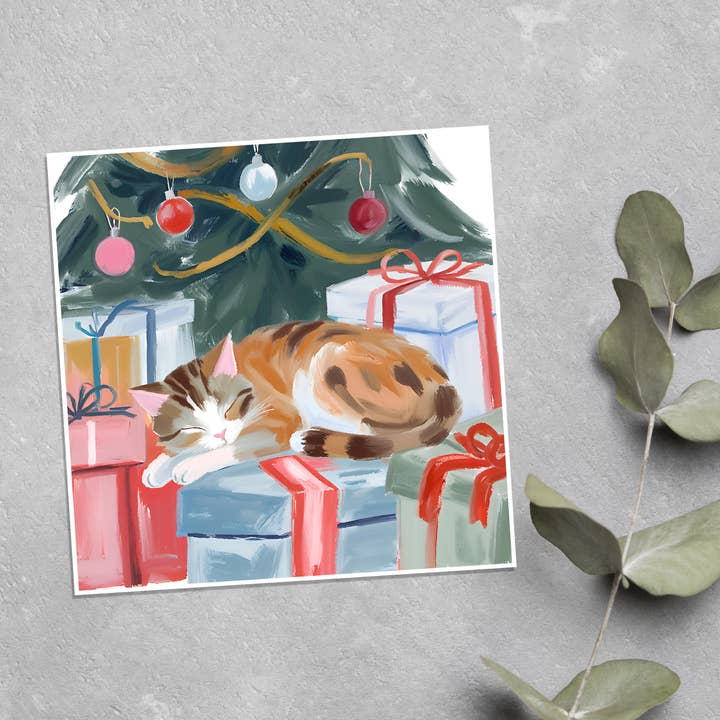 KalooMoon Art - Vendita all'ingrosso Biglietti di auguri di buone feste - Biglietto di auguri: simpatico gatto che dorme su un mucchio di regali, albero di Natale