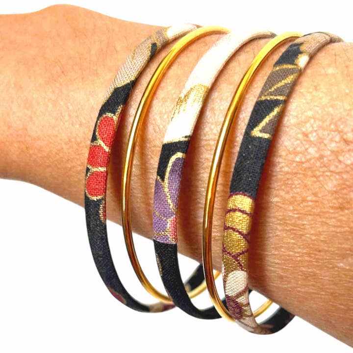 Melokane - Wholesale Bangle Bracelet - Flat bracelet in Japanese fabric Kiku gold on black background5