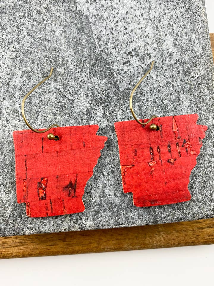 Röda Arkansas Drops | läder kork statliga AR örhängen för wholesale av Anabelle+Oak