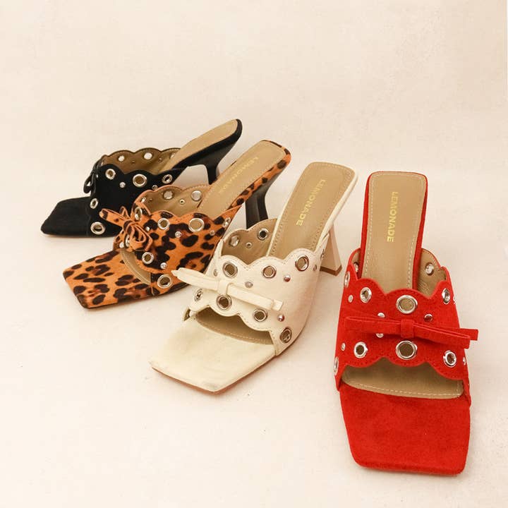 GARDEN - Mules à bout carré, accents métalliques audacieux, détail nœud pour la vente par Lemonade Shoes