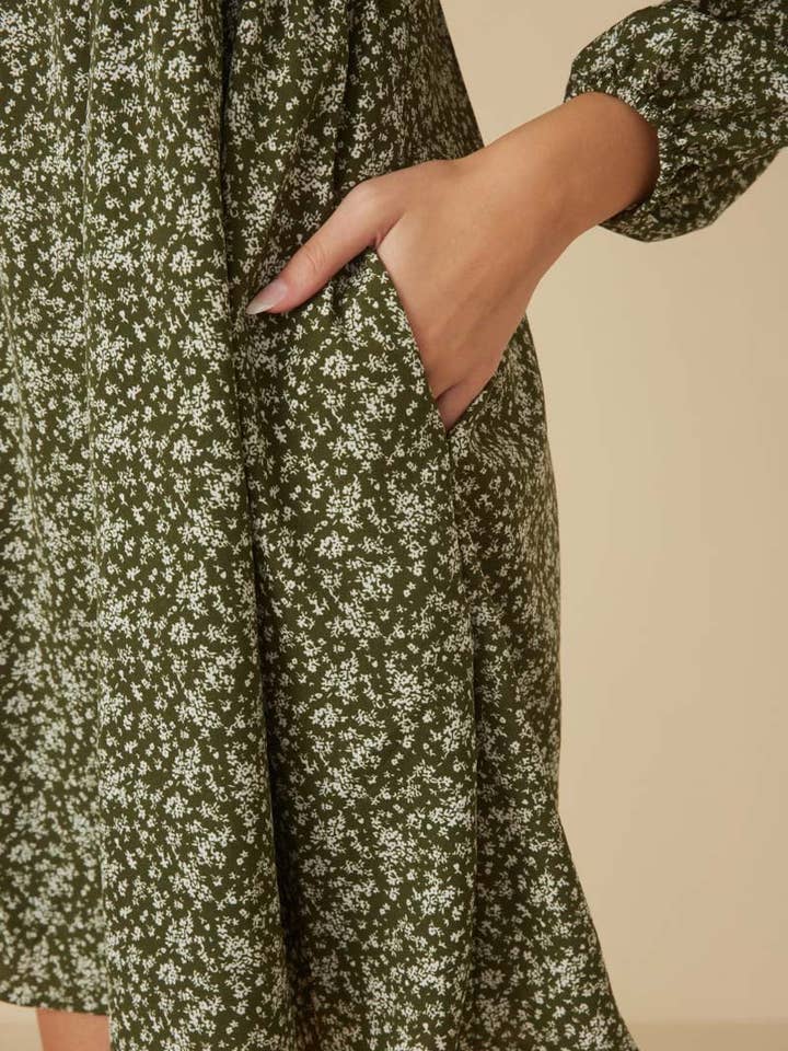 Oliven Kjole med småblomstret mønster, bindebånd foran og smockryg til kvinder for engroshandel på Faire4