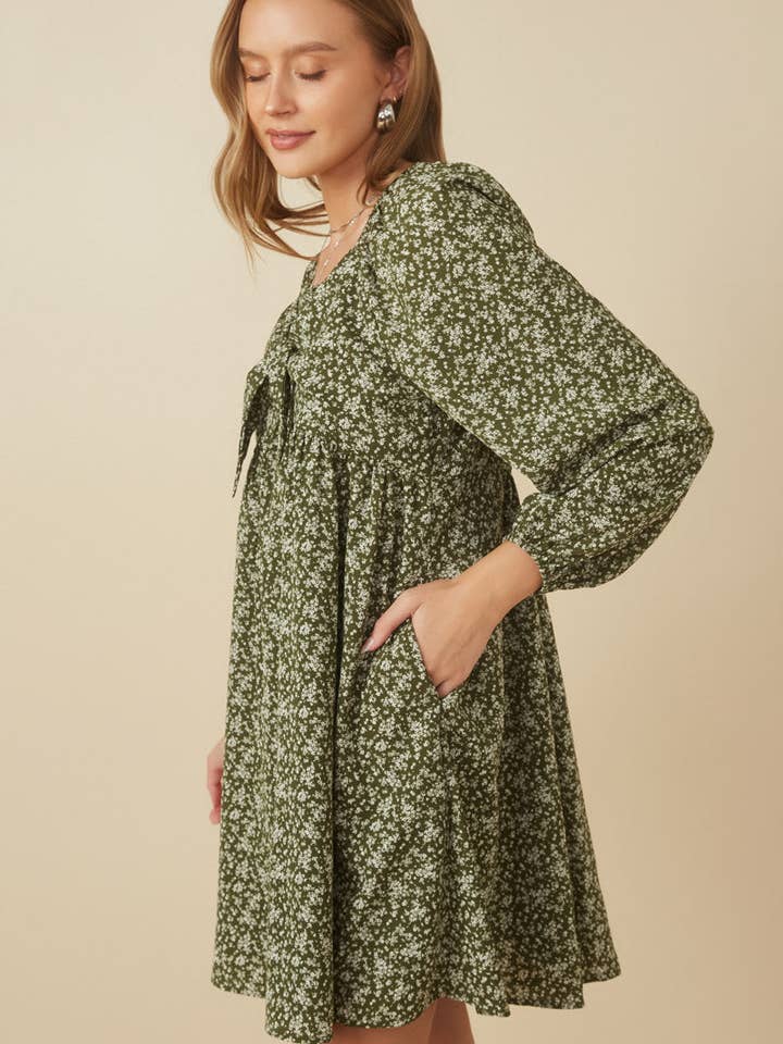 Oliven Kjole med småblomstret mønster, bindebånd foran og smockryg til kvinder for engroshandel på Faire6
