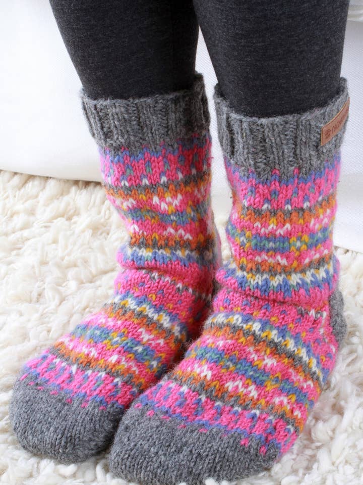 Calze da salotto in lana lavorata a maglia Fair Isle Iona rosa brillante per la vendita all'ingrosso da parte di Pachamama Ltd