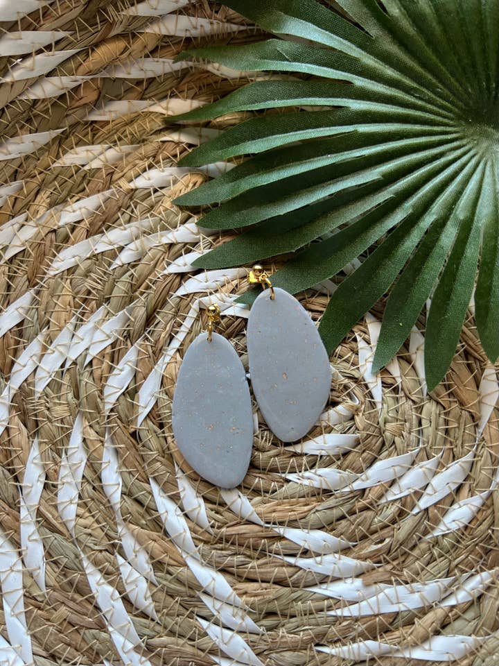 Dangles cônicos cinza por atacado de Rae and Clay