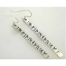 Boucles d'oreilles runiques Modern Snorre en argent pour la vente par Scandinavian Specialties