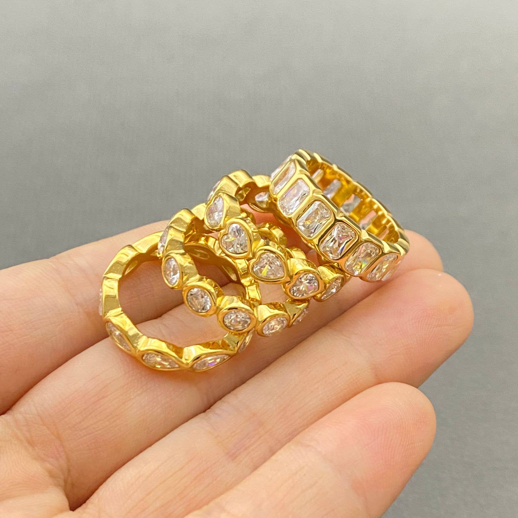 Mio Queena - Vente Bague avec plusieurs pierres - Bagues en acier inoxydable plaqué or 18K avec zircon de formes multiples - FGS4