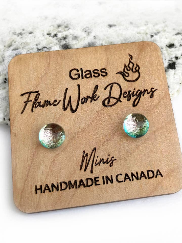 Mini orecchini a bottone in vetro dicroico, color pesca e crema, 6 mm per la vendita all'ingrosso da parte di Flame Work Designs - Glass Jewelry