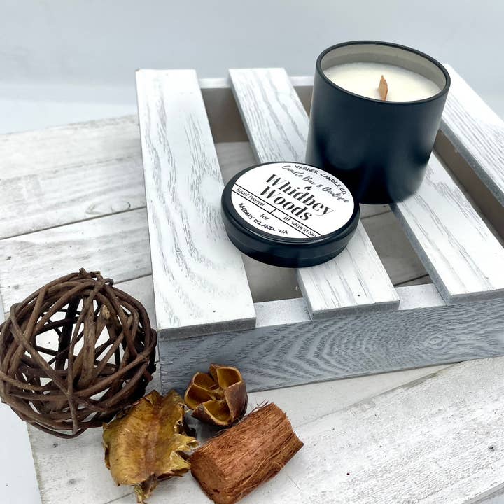 Candela alla soia Whidbey Woods per la vendita all'ingrosso da parte di Varner Candle Co., Candle Bar & Boutique
