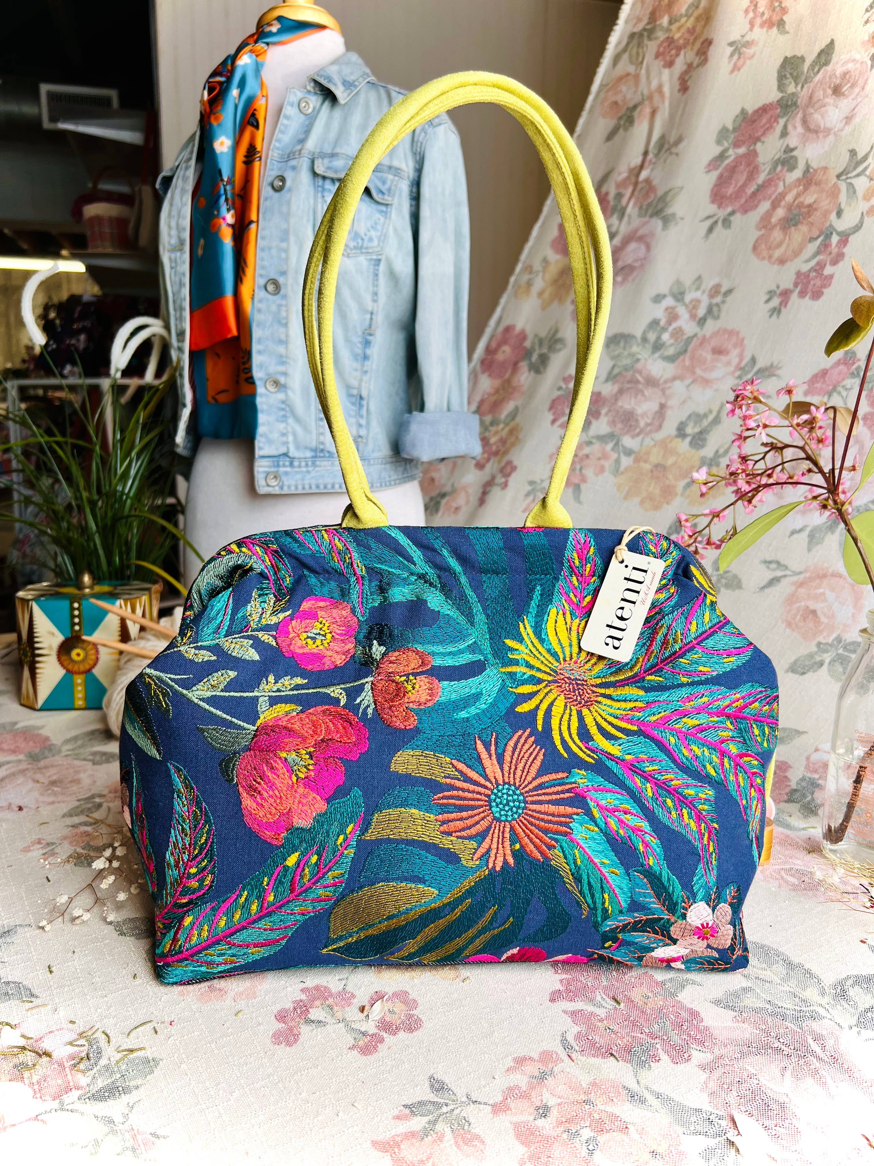 Atenti – Mala com alça superior – Mulher por atacado – Bolsa Doutora Moderna Flora Molly com Armação de Metal e Fecho de Pressão7