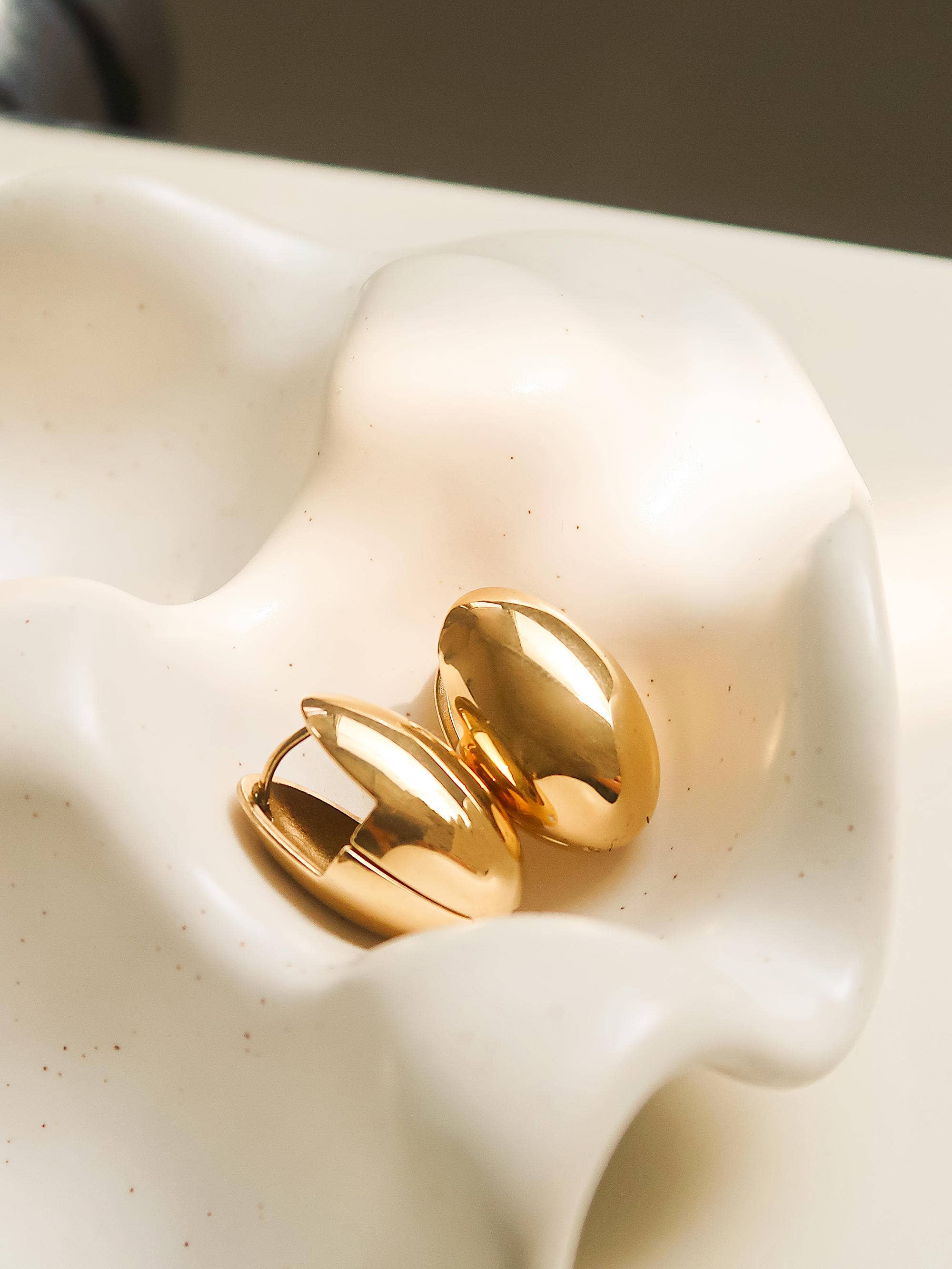 Ouro amarelo Brinco de gotículas ovais clássico sem manchamento em ouro 18K Elio para venda a revendedores na Faire1