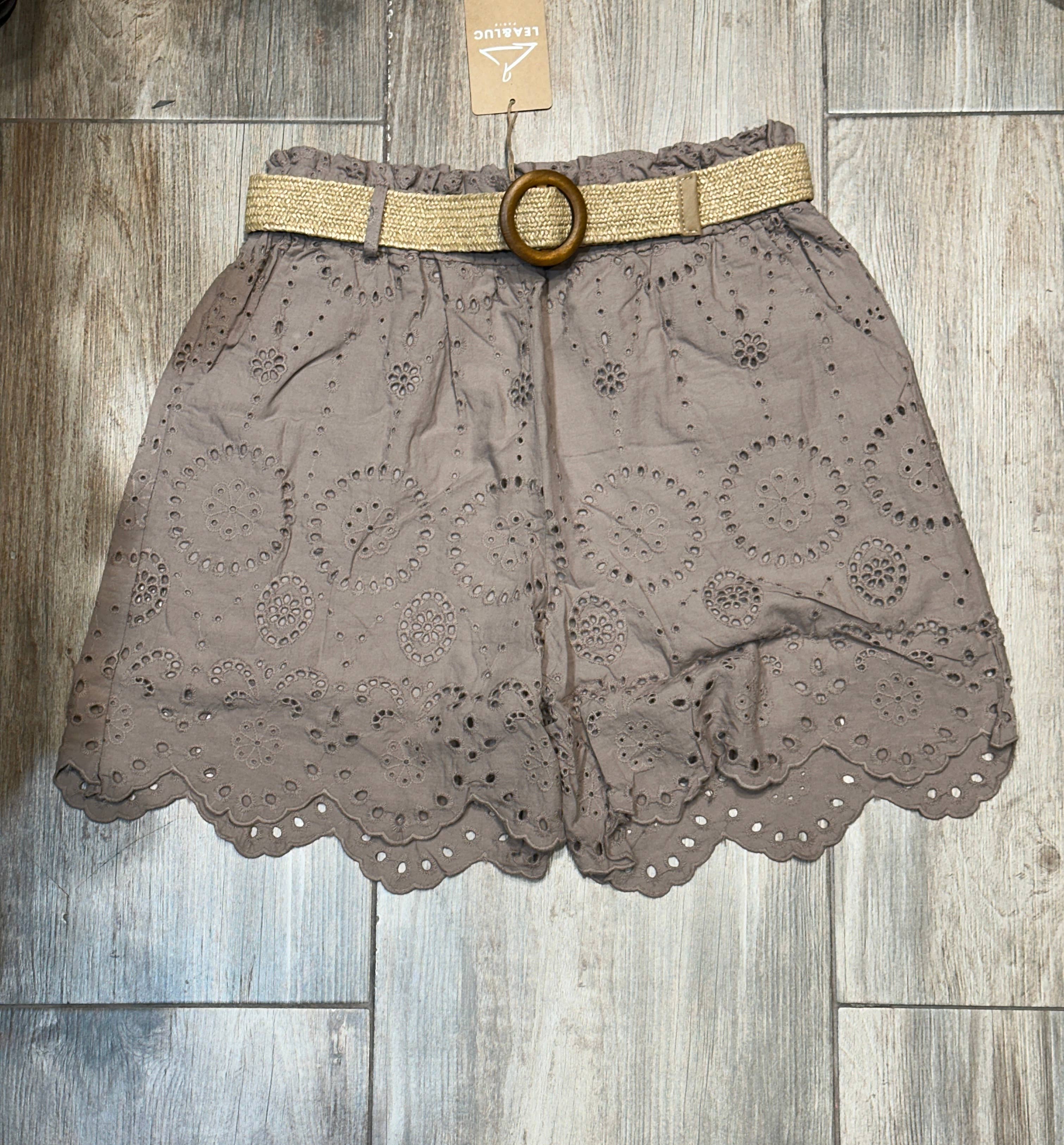 LÉA & LUC - Wholesale Shorts - Women's - Broderie anglaise shorts in 100% cotton REF. 250236