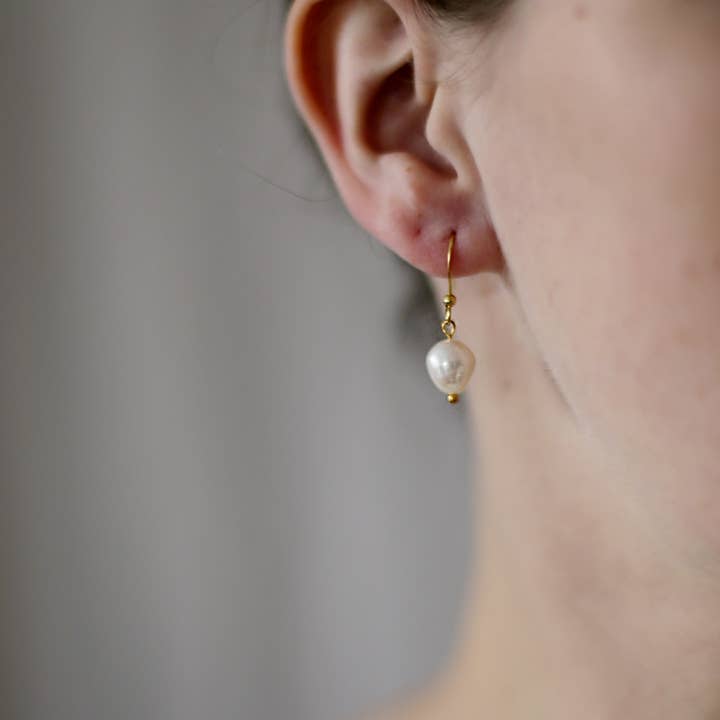 Natural Freshwater Pearl Earrings for wholesale by Nordic Flowers