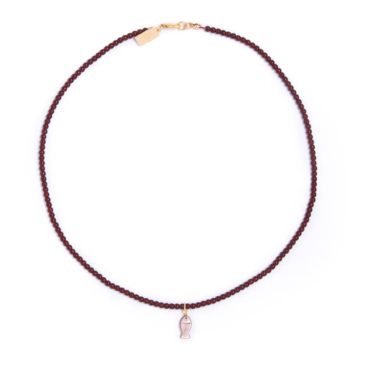 Collier en perles avec charme poisson en nacre noire dans la couleur sang de bœuf pour la vente par Michelle Starbuck Designs