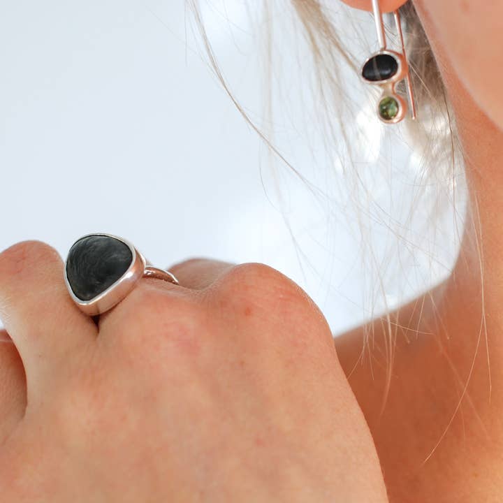 Ami jewel – wholesale Cocktail/Statement Ring – Triangelform naturlig svart sten silverring3