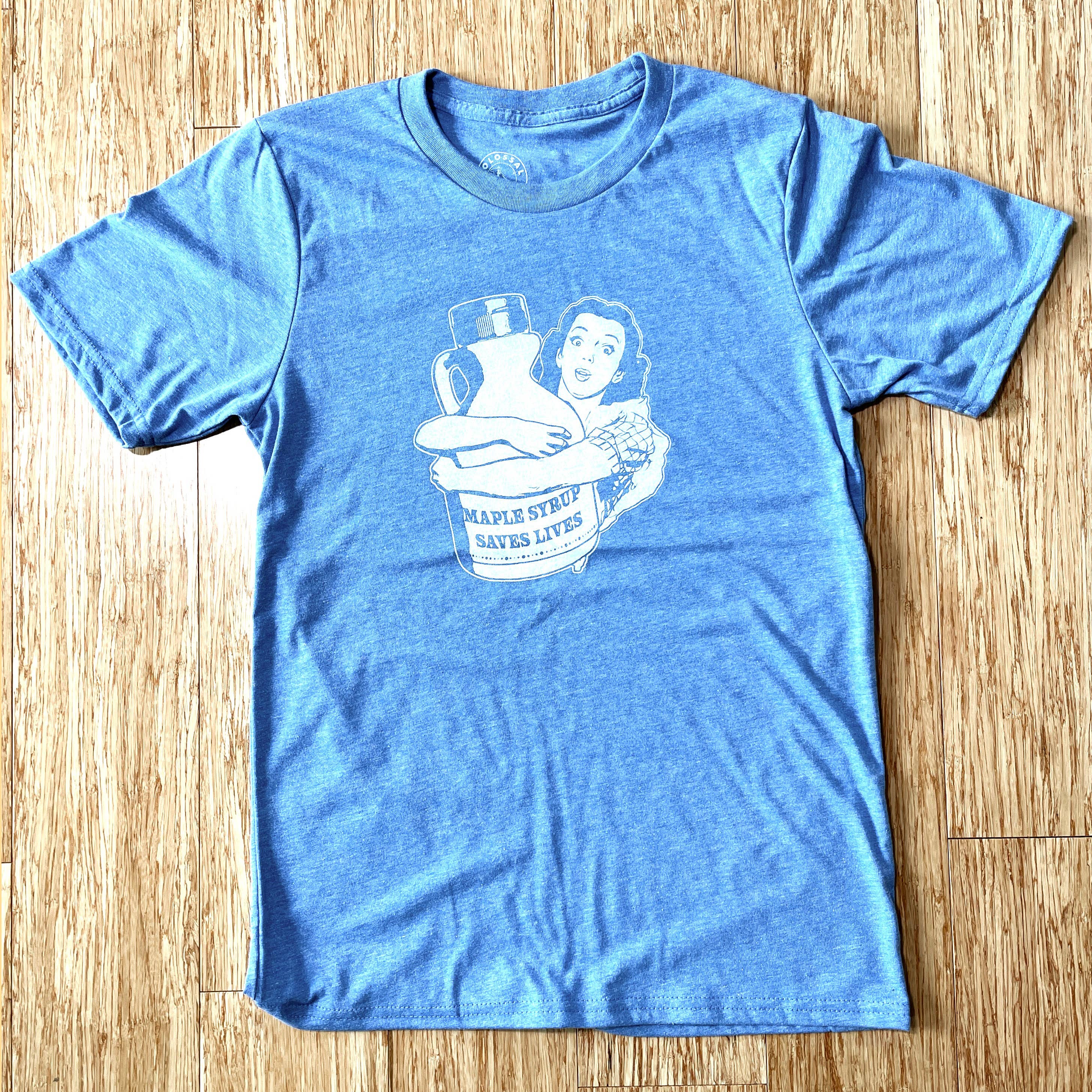 Colossal Sanders - Vendita all'ingrosso Maglietta serigrafata - Unisex - Maglietta divertente Maple Syrup Saves Lives7