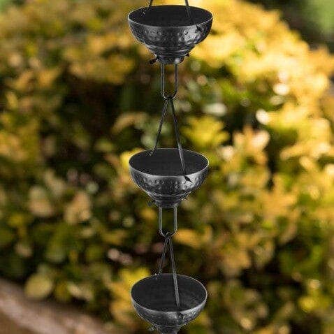 Chaîne de pluie en aluminium martelé de l'Est pour gouttières, remplacement de descente pluviale, noir mat pour la vente par Monarch Abode