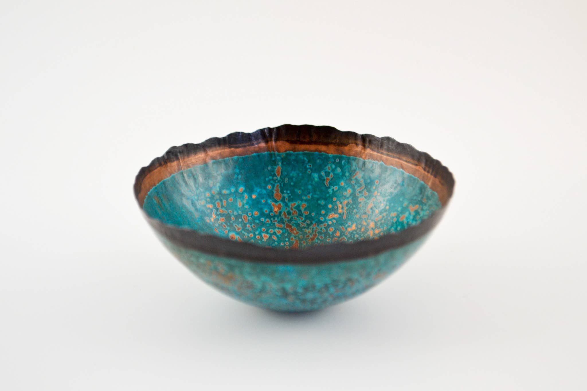 Stephanie Hopkins - Vente Assiettes/plats/bols de décoration - Bol en cuivre patiné Black Edition1