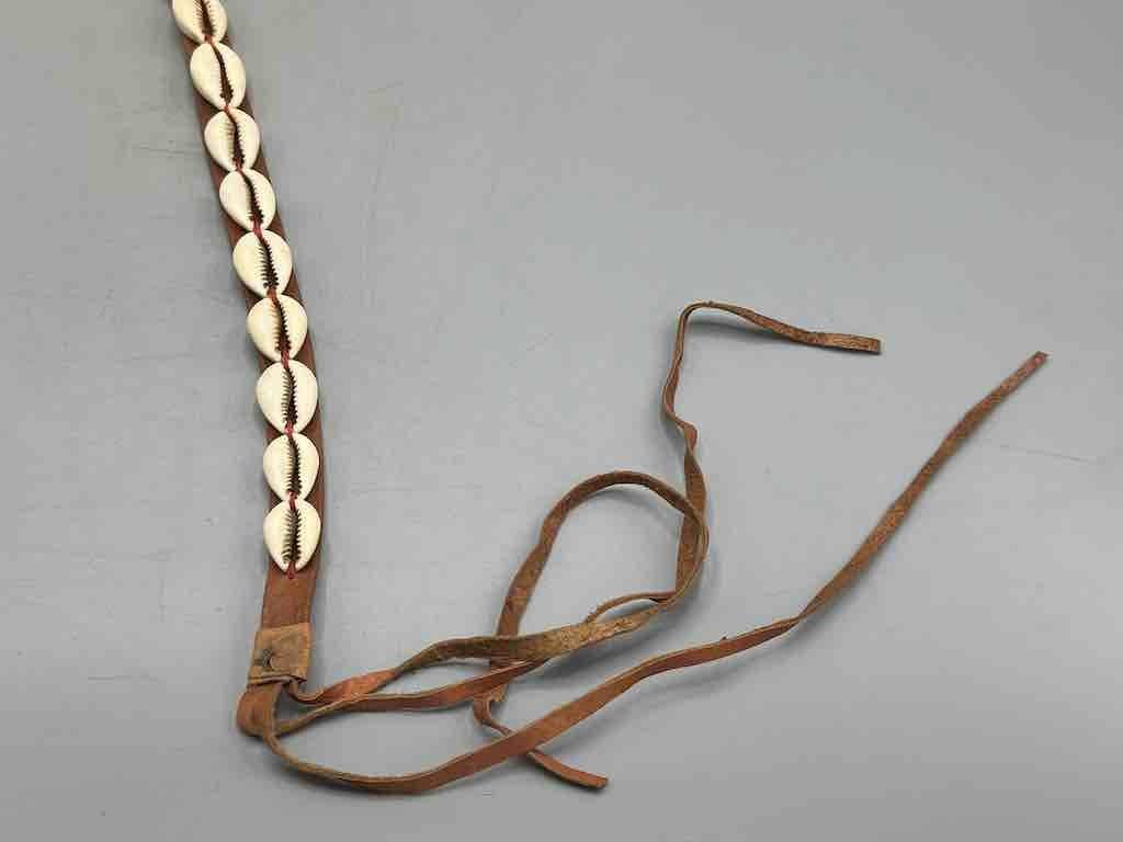 The Niger Bend – Großhandel Gürtel – Damen – Schmaler afrikanischer Krawattenverschluss aus echtem Kaurimuschelleder6