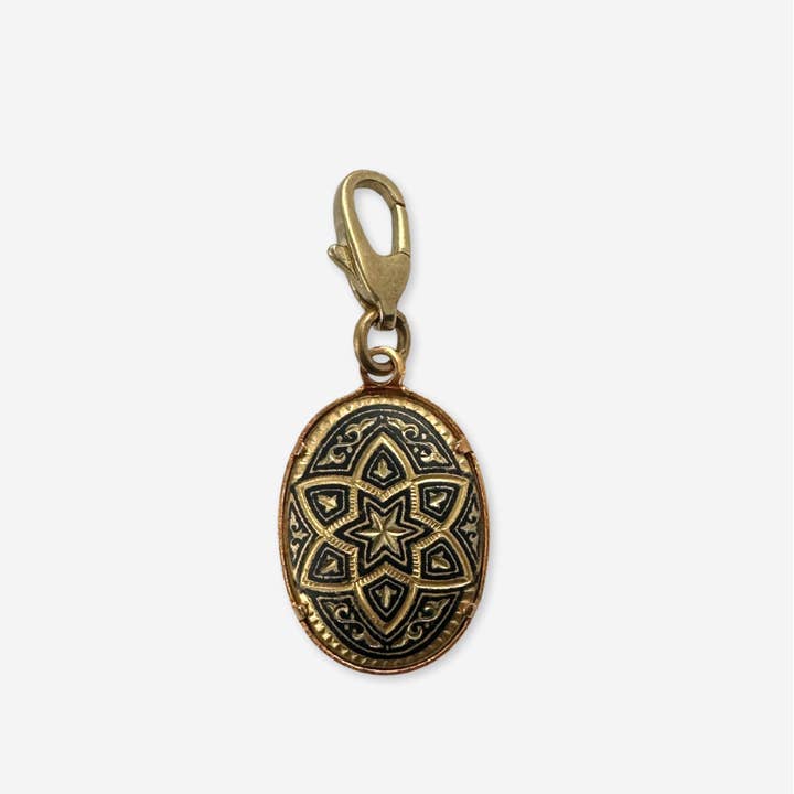 Pendentif ovale mandala damasquiné vintage or et noir pour la vente par Lulu’s Petals