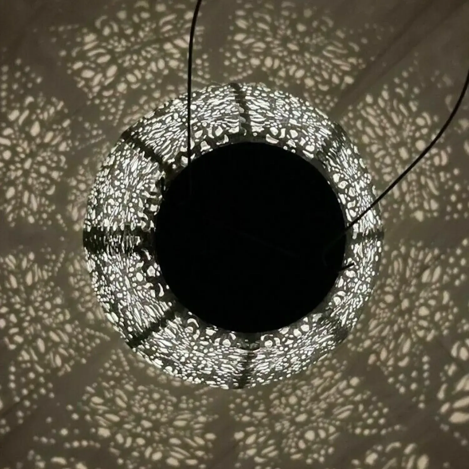 Delicious Designs Ltd - Vente Lanternes - Lanterne solaire ovale longue marocaine argentée 45 cm2