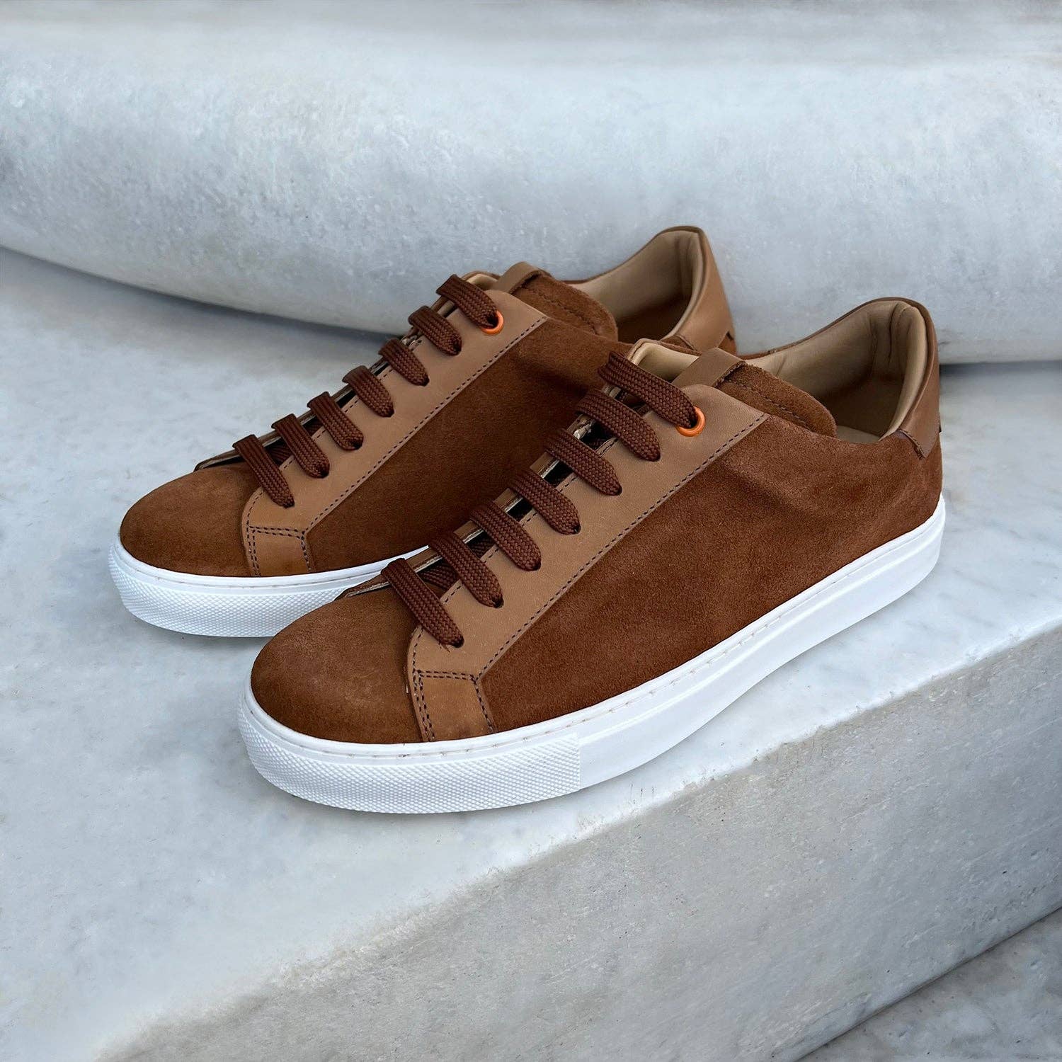 Otisopse – Großhandel Lifestyle-Sneaker – Herren – Sneaker aus Wildleder in Tabakfarbe