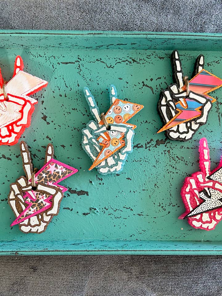 Boulon d'éclairage Skeleton Car Freshie pour la vente par Within The Wildflowers