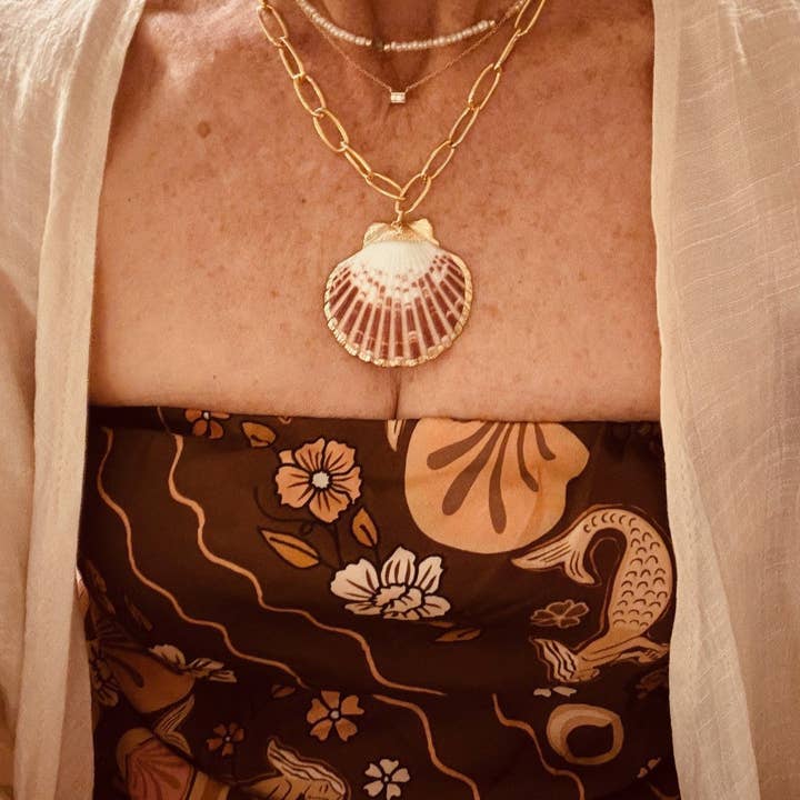 Collana robusta con grande conchiglia di capasanta per la vendita all'ingrosso da parte di Lexi Jewelry