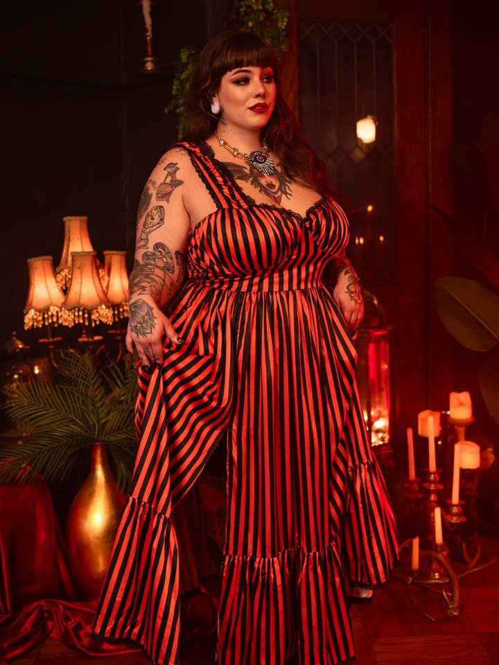 Cosette Maxikleid in Halloween-Streifen für den Großhandel von Wax Poetic Clothing