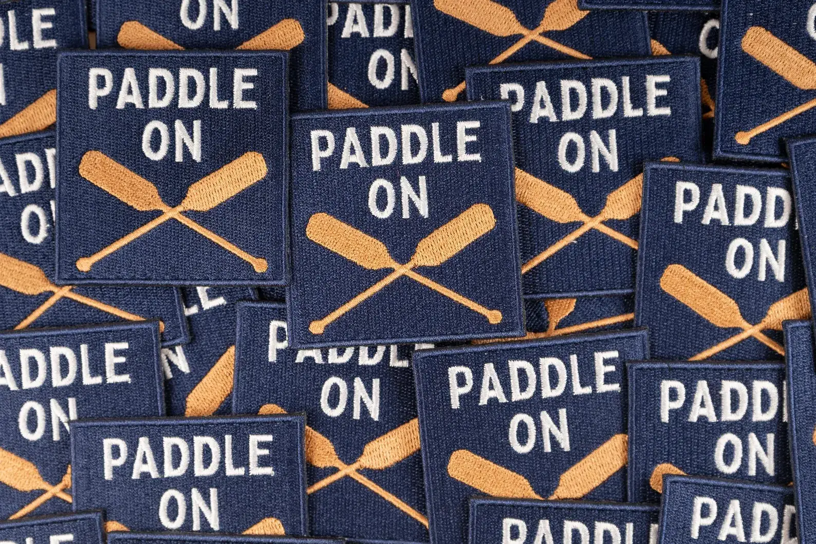 Field Trip Threads - Venta al por mayor Parches - Parche bordado para planchar "Paddle On" Lago Canoa Bolsa de Exterior2