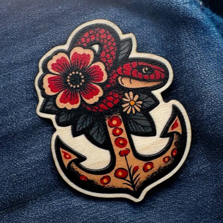 Tatouage d'ancre de serpent - Badge en bois pour la vente par The Enamel Pin Factory