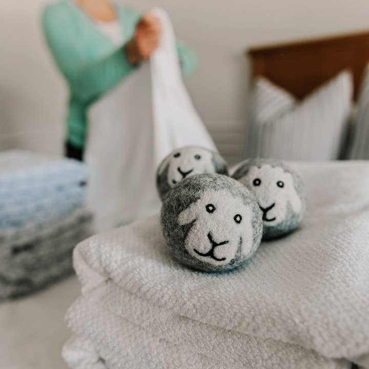 Mama Moon Boutique LLC – Großhandel Trocknerbälle – Handgefilzte Trocknerbälle „Smiling Sheep“, 15 Kugeln1