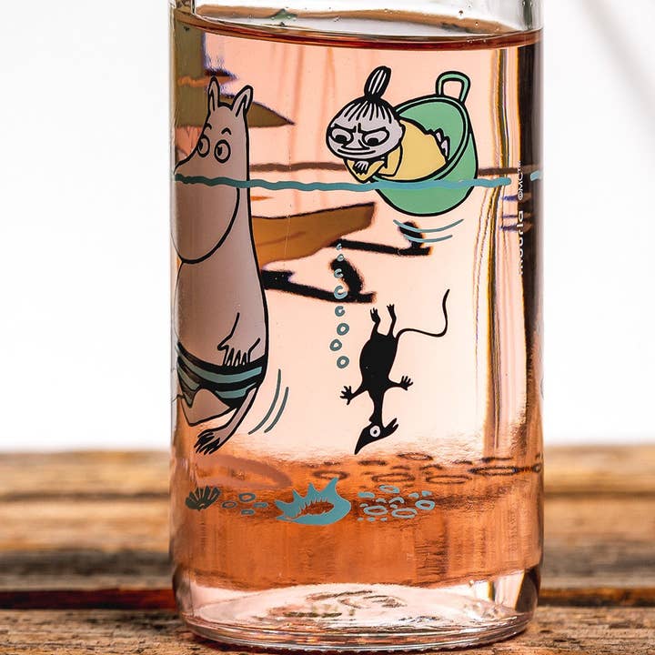 Treacle George (Muurla & Havi) – wholesale Milk/juice bottle – MOOMIN | Glass Bottle with clamp stopper | Fun In The Water | 0.5L