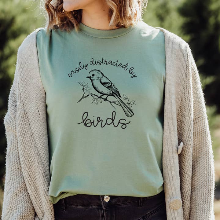 Camiseta Easily Distracted By Birds, unisex Bella + Canvas para venta al por mayor de Lissi Designs