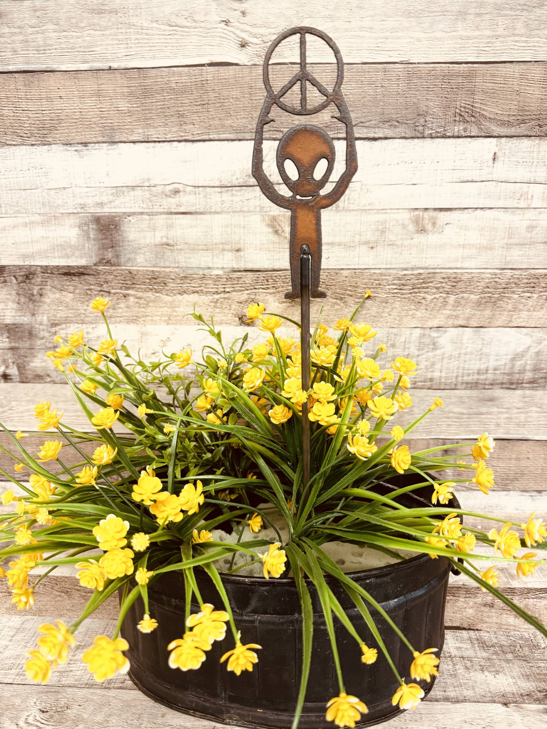 Universal Ironworks USA - Wholesale Garden/Lawn Stake - Alien Holding Peace Symbol Rustic Metal Area 51 Plant Stick0