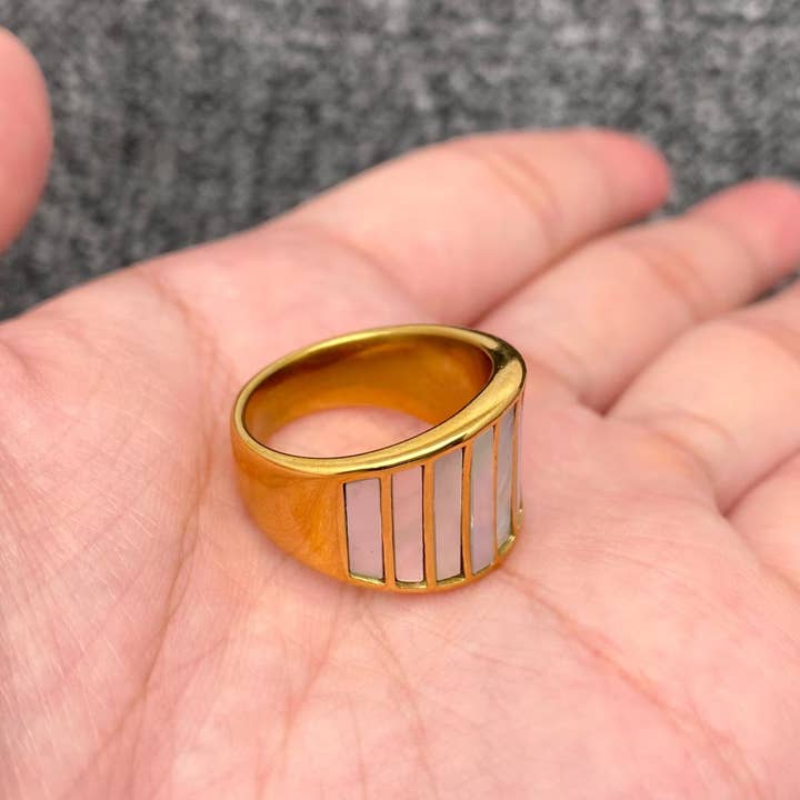 Mio Queena – Anel de cocktail/declaração por atacado – Anel de Aço Inoxidável Banhado a Ouro 18K com Concha Embutida - FGS1