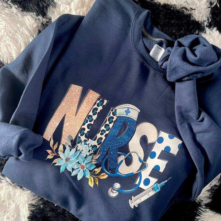 Sweat-shirt d'infirmière de la marine pour la vente par StricklandDesignCo