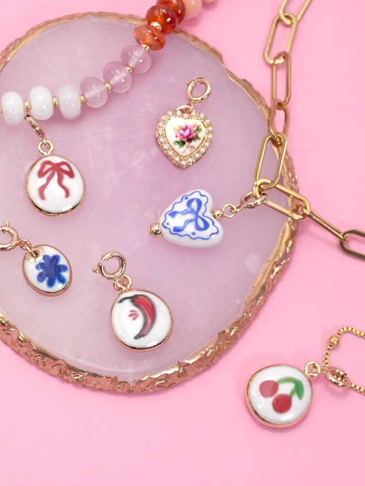 Charm aus Porzellan mit Kirschmotiv und Federkugelverschluss | 80CM1101 für den Großhandel von JOSSLYN by wall to wall