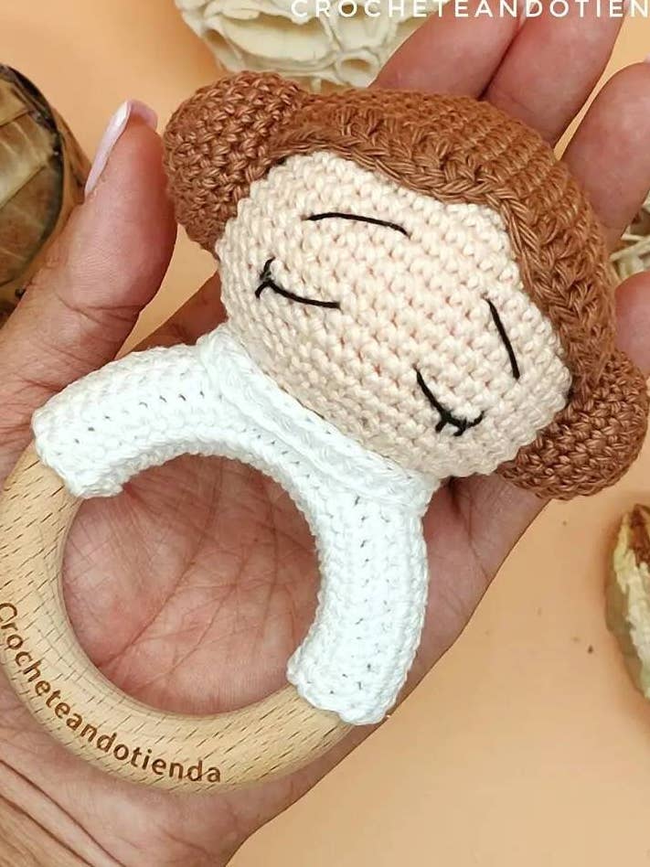 Leia Rattle, babyspeeltje, handgemaakt voor wholesale door Crocheteandotienda