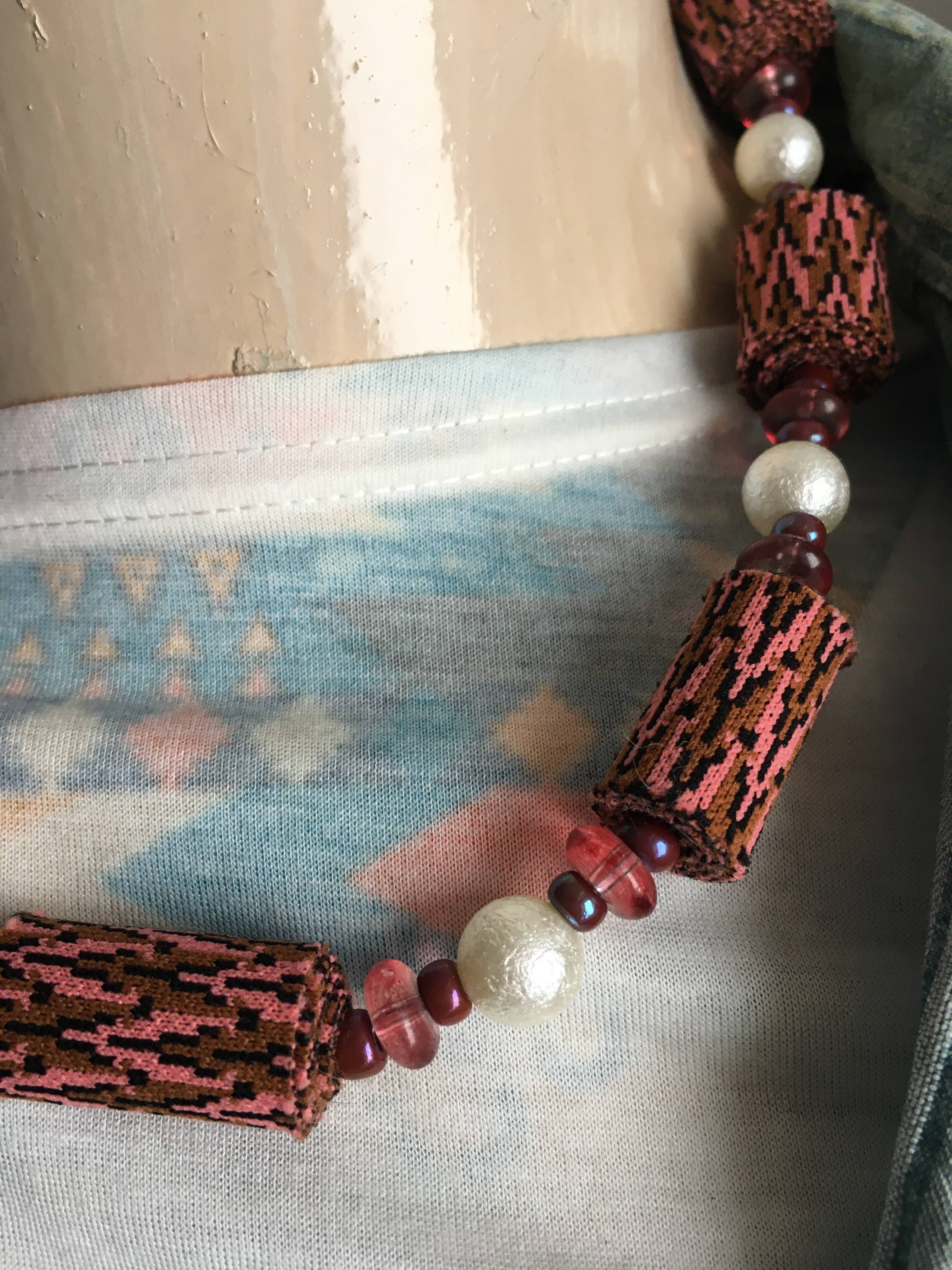 Etnyk - Wholesale Beaded/Pearl Necklace - Colar Artesanal com Contas de Tecidos e peças Acrílicas3