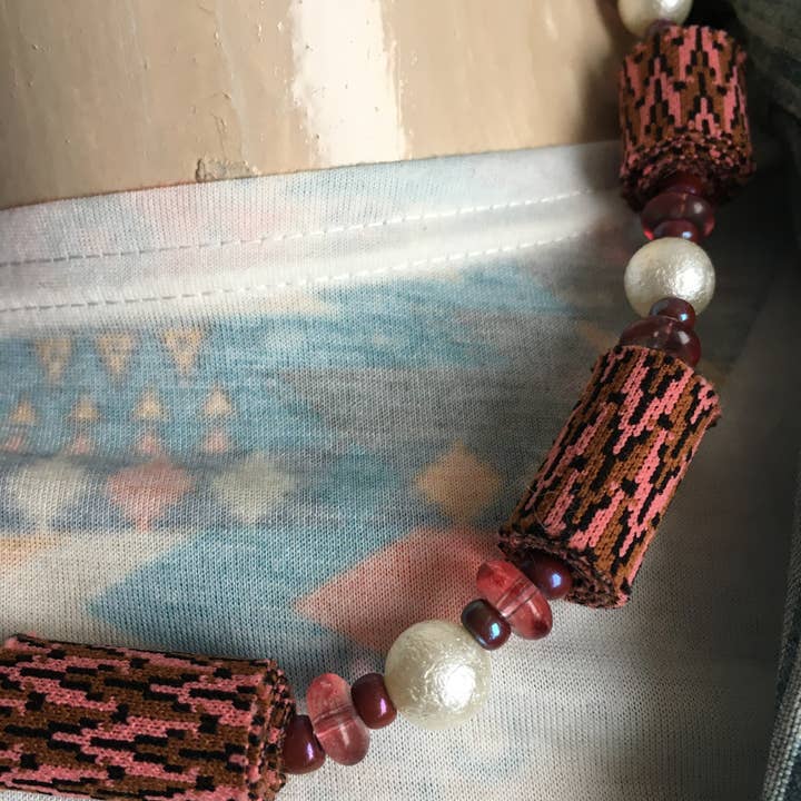 Etnyk - Wholesale Beaded/Pearl Necklace - Colar Artesanal com Contas de Tecidos e peças Acrílicas3