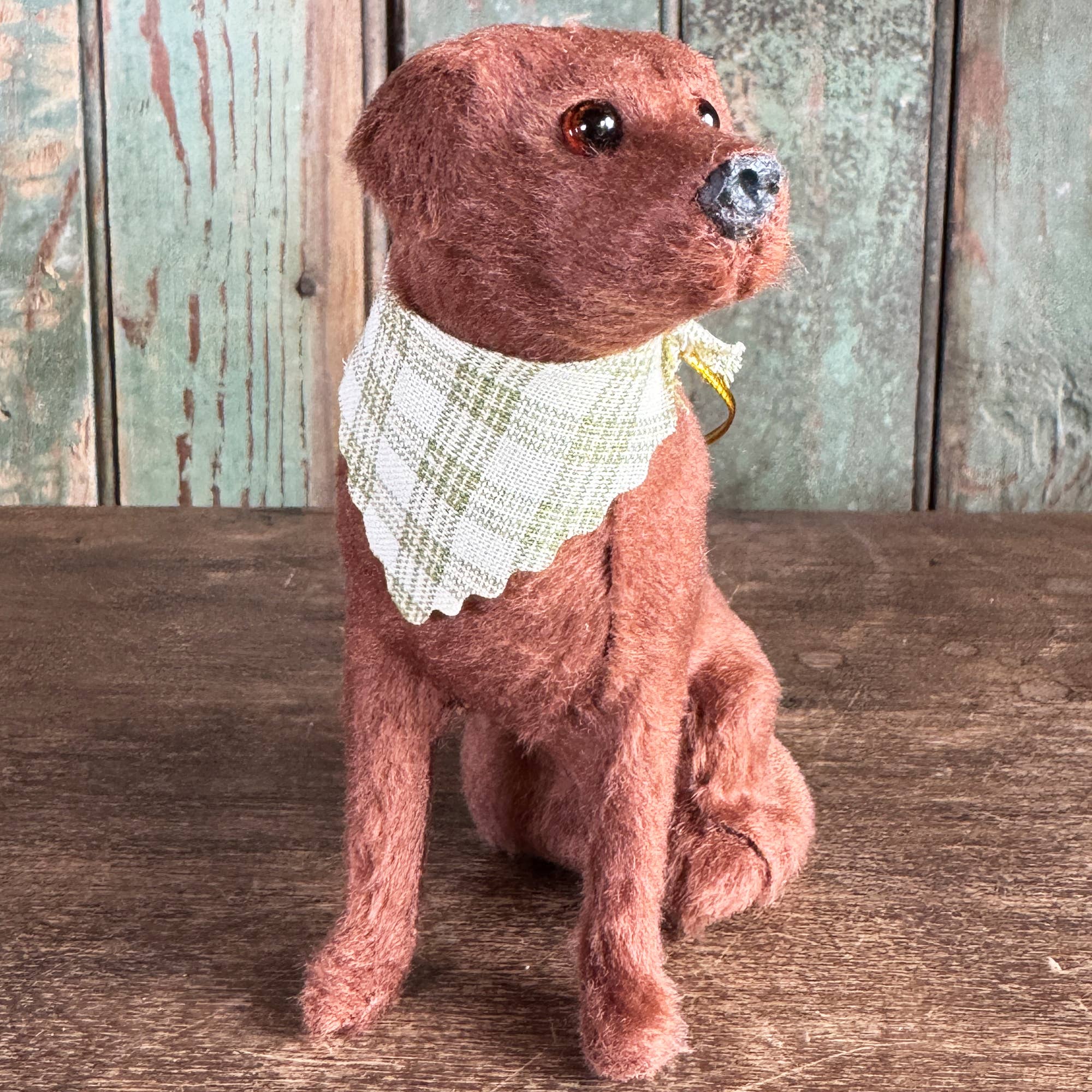 Knollwood Lane - Venta al por mayor Adornos - Adorno de Labrador Retriever Sentado con Pañuelo2